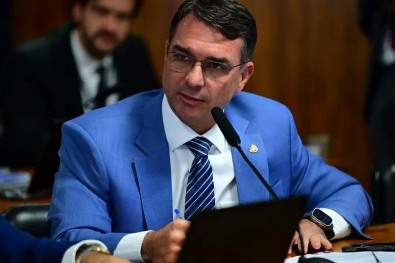 Em nota, Flávio Bolsonaro admite ter pedido dinheiro a Vorcaro para financiar filme: mas “não ofereci vantagens em troca”