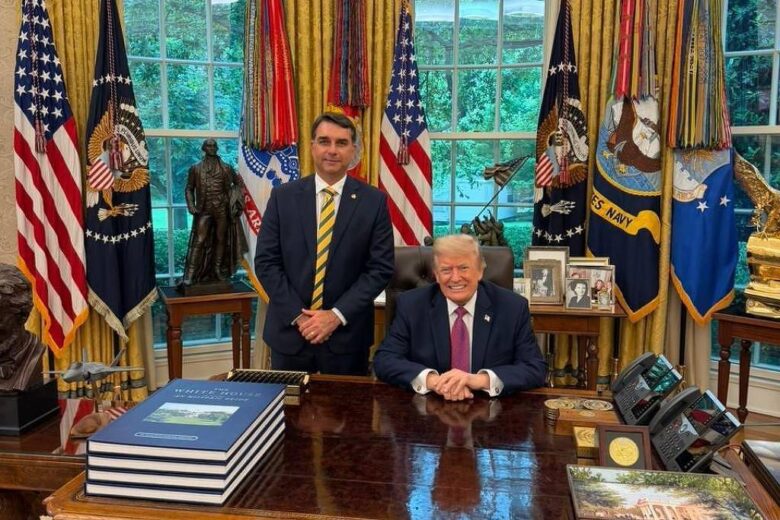 Flávio Bolsonaro pede a Trump a classificação do PCC e Comando Vermelho como organizações terroristas Flávio Bolsonaro pede a Trump a classificação do PCC e Comando Vermelho como organizações terroristas