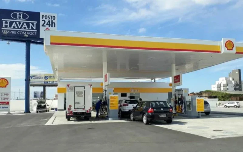 Posto de Hang tem fila gigante desde a madrugada e “zera” gasolina barata em poucas horas