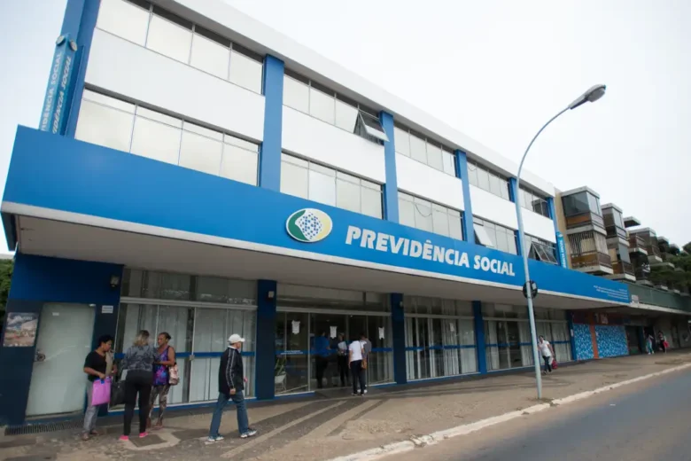 Aposentados e pensionistas devem atualizar documentação  para evitar bloqueio do benefício