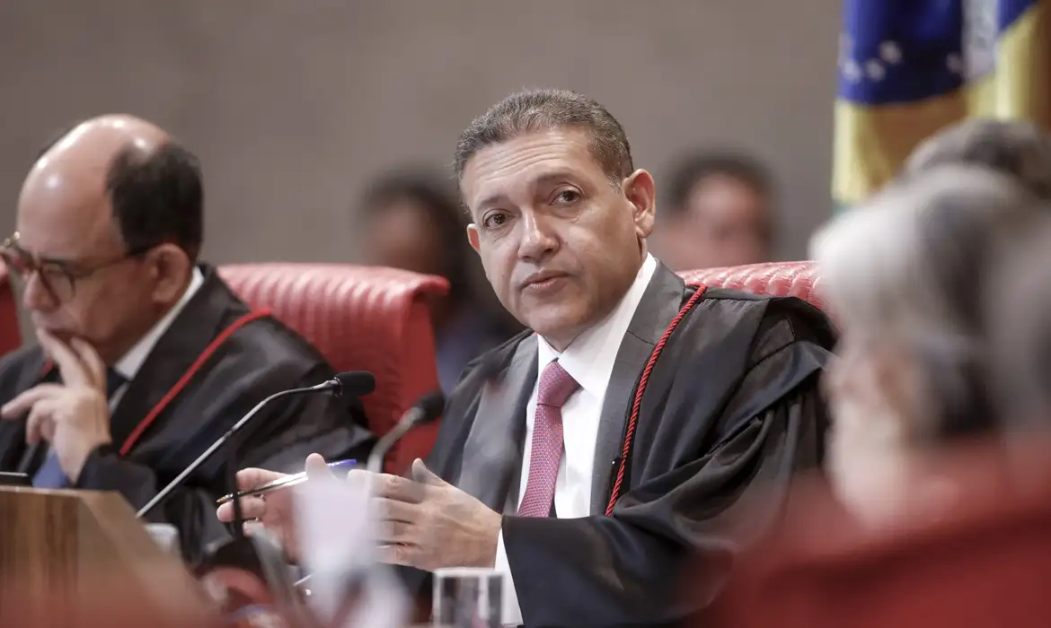 Nunes Marques envia à PGR pedido de revisão da condenação de Bolsonaro