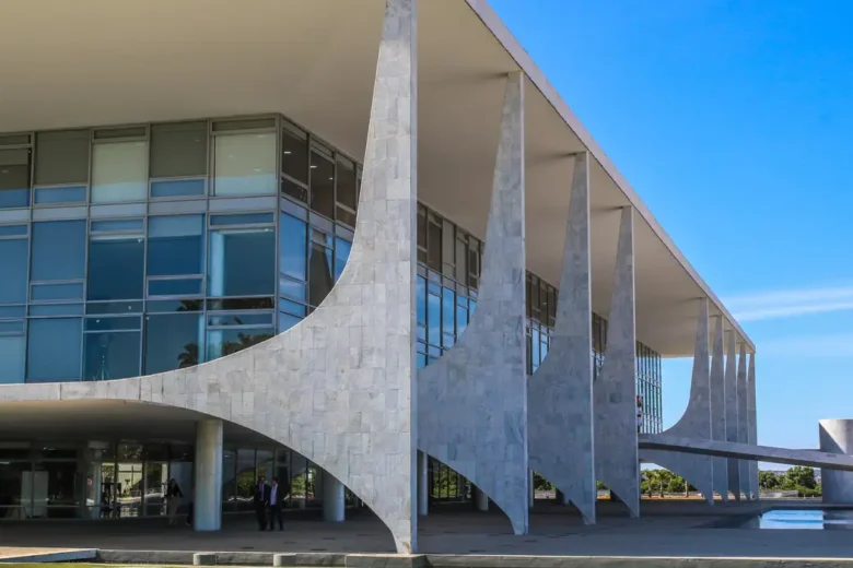 Investigações do INSS avançam sobre Lulinha e causam tensão no Planalto