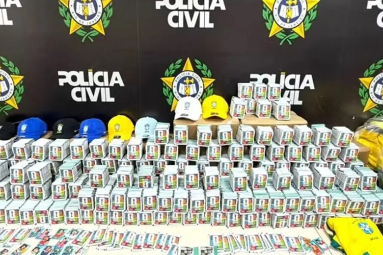 Polícia Civil apreende mais de 200 mil figurinhas falsificadas da Copa do Mundo