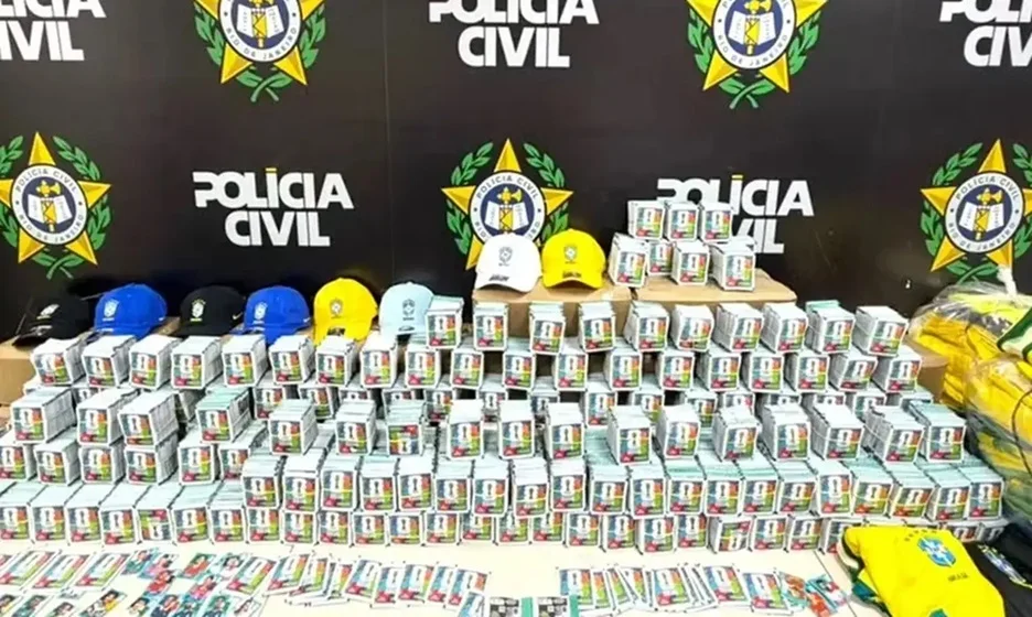 Polícia Civil apreende mais de 200 mil figurinhas falsificadas da Copa do Mundo