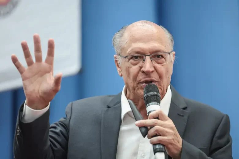 Vice-presidente Geraldo Alckmin é vaiado em evento com prefeitos em Brasília
