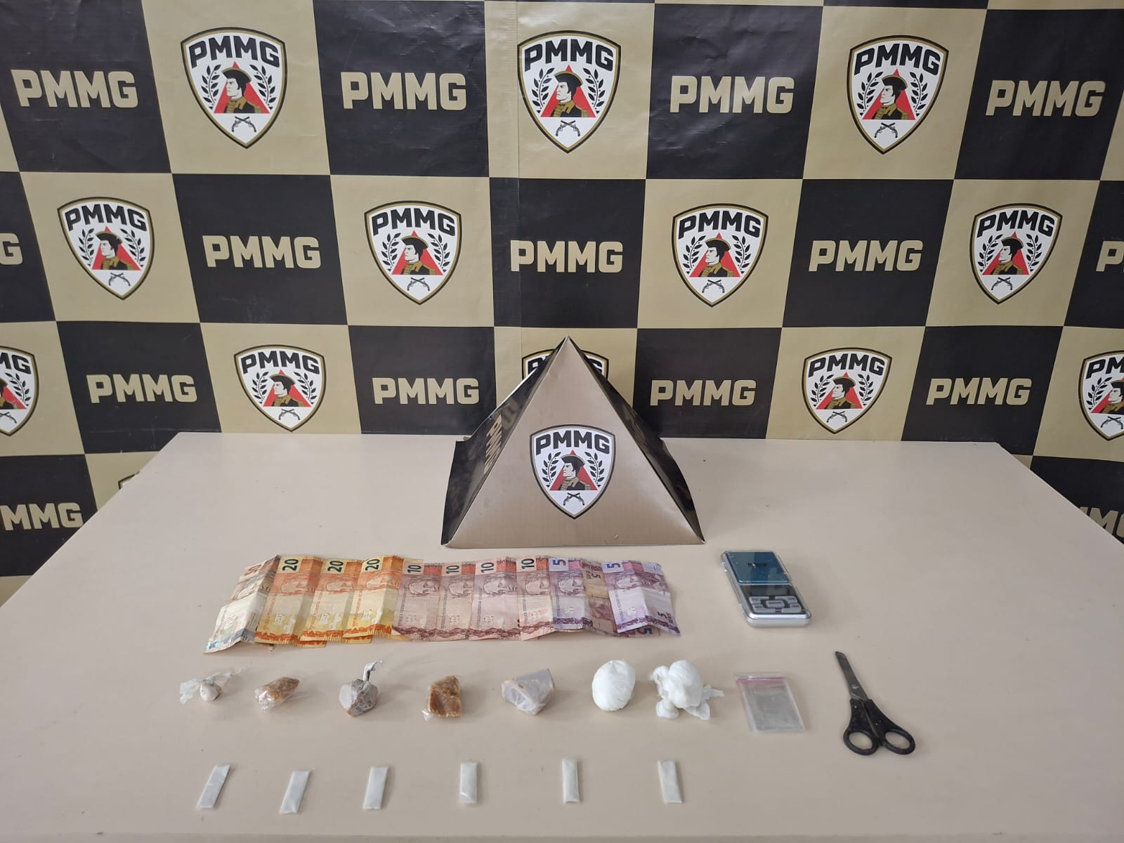 Homem é preso com crack, cocaína e balança de precisão durante operação da PM em João Monlevade