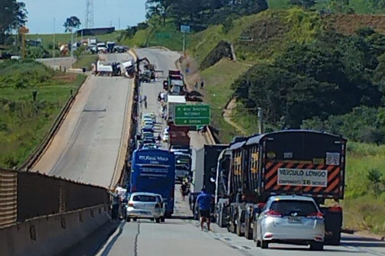 Caminhão atinge mureta central e provoca interdição na BR-381, em Nova União, na manhã deste domingo Caminhão atinge mureta central e provoca interdição na BR-381, em Nova União, na manhã deste domingo