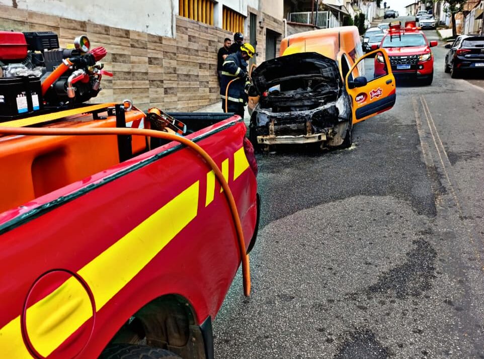 Corpo de Bombeiros combate incêndio em veículo no bairro Novo Horizonte em João Monlevade