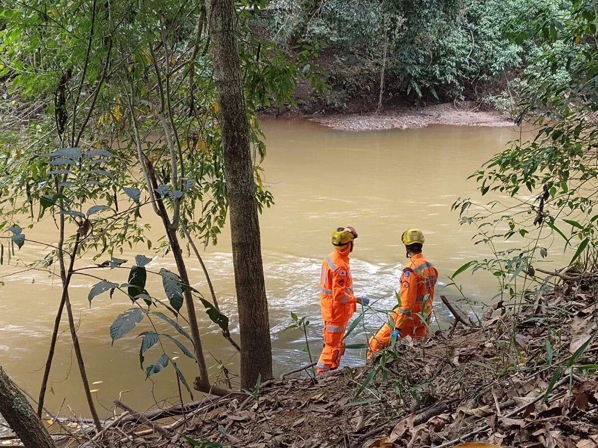 Bombeiros localizam e retiram corpo de homem no Rio Piracicaba