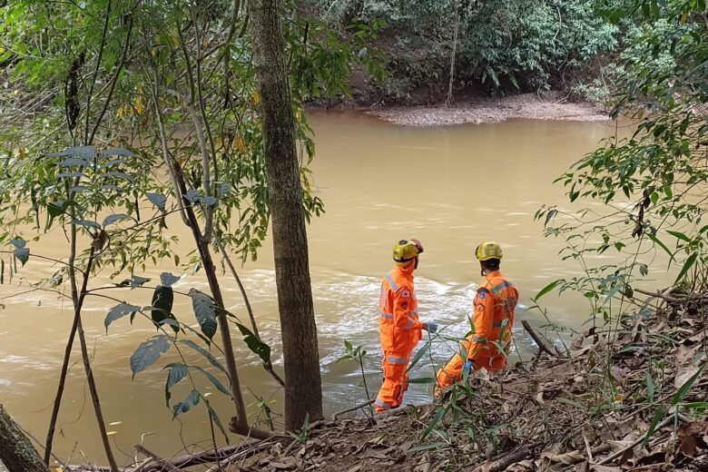 Bombeiros localizam e retiram corpo de homem no Rio Piracicaba