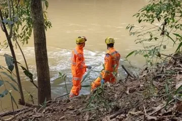 Bombeiros localizam e retiram corpo de homem no Rio Piracicaba