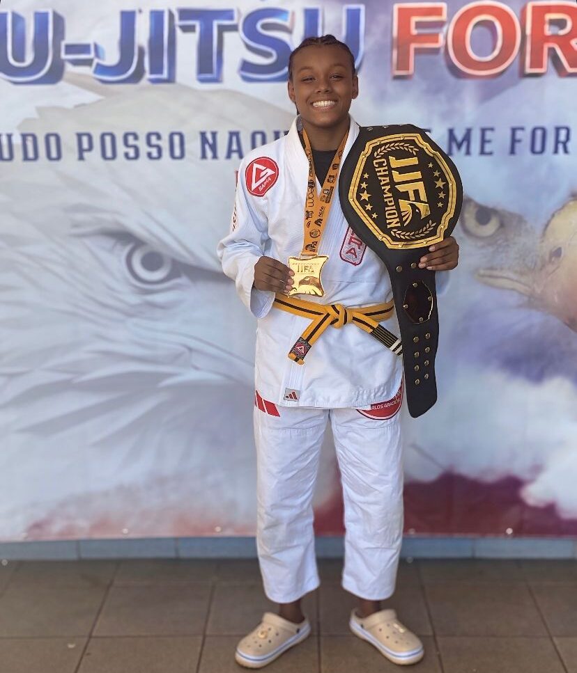 Juju Emiliano mostra força mental, supera mal-estar e conquista cinturão no JJFA em Belo Horizonte