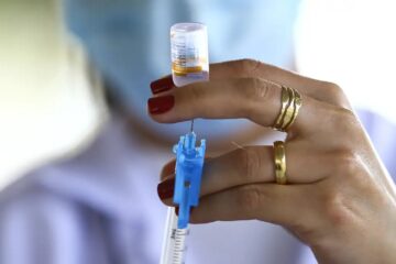 Itabira mantém vacinação contra a Covid-19 para grupos prioritários; veja como se imunizar