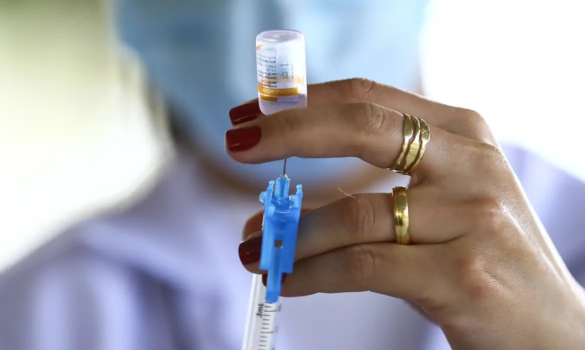 Itabira mantém vacinação contra a Covid-19 para grupos prioritários; veja como se imunizar