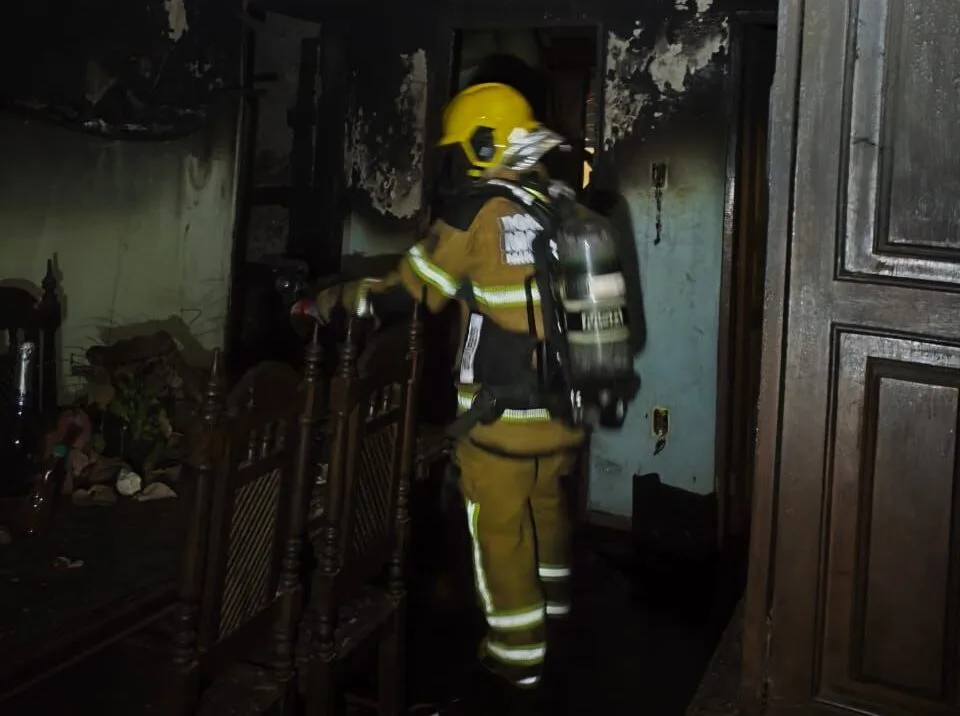 Incêndio destrói parte de residência no bairro Campestre, em Itabira
