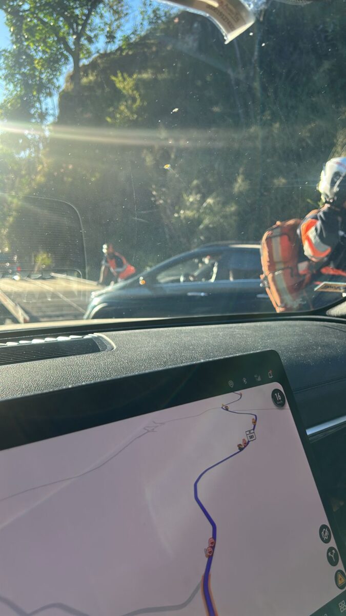 Carro roda na pista e bate em corte de pedras na BR-381, em Caeté; trânsito fica lento no sentido Itabira