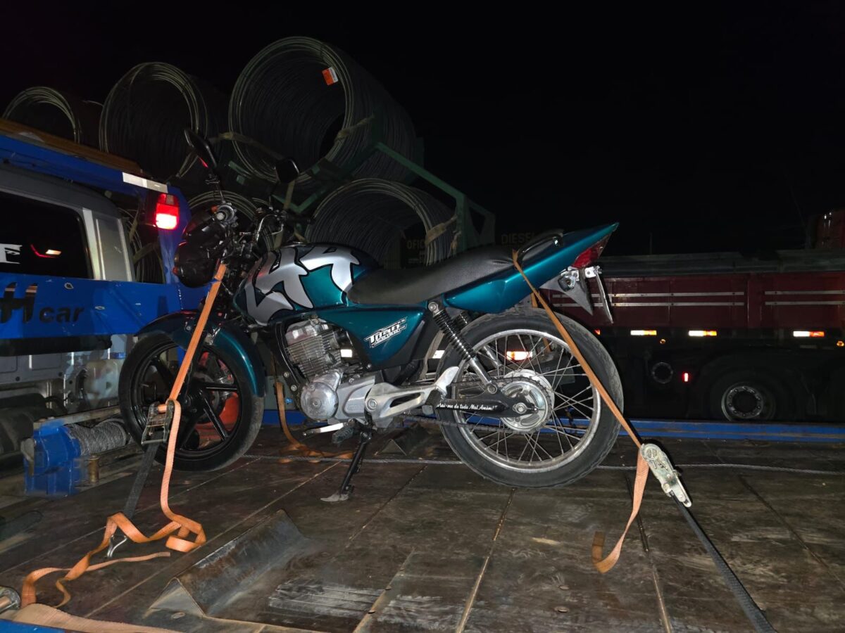 Motocicleta irregular é removida pela PM durante fiscalização em João Monlevade