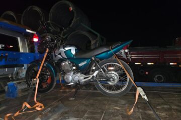 Motocicleta irregular é removida pela PM durante fiscalização em João Monlevade