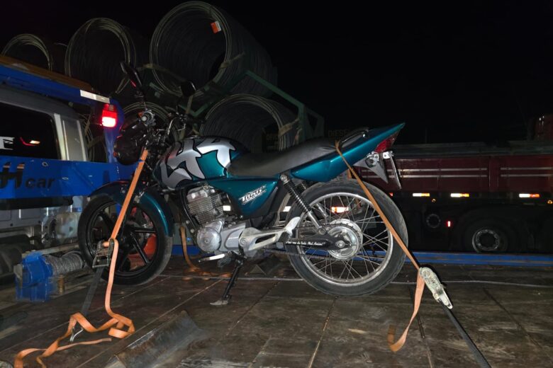 Motocicleta irregular é removida pela PM durante fiscalização em João Monlevade