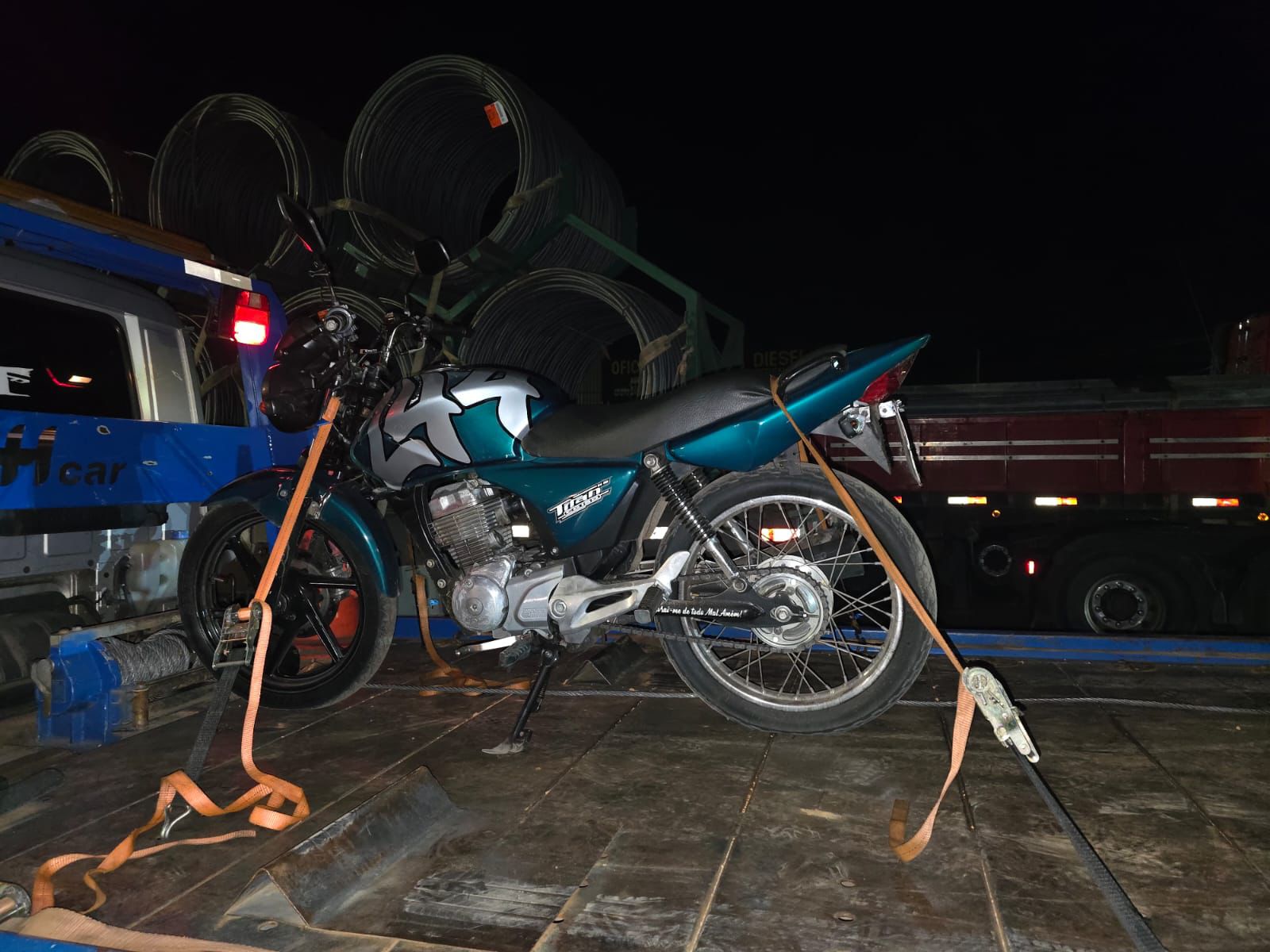 Motocicleta irregular é removida pela PM durante fiscalização em João Monlevade