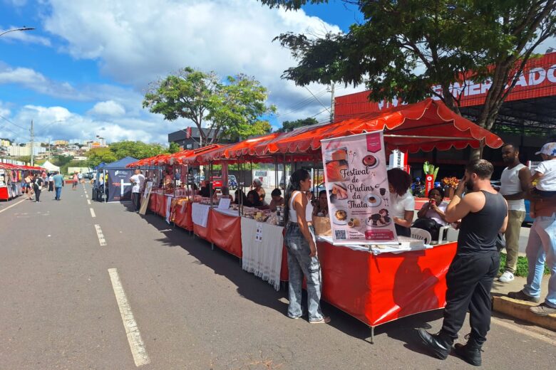 Feira de artesanato movimenta a avenida Mauro Ribeiro na véspera do Dia das Mães em Itabira