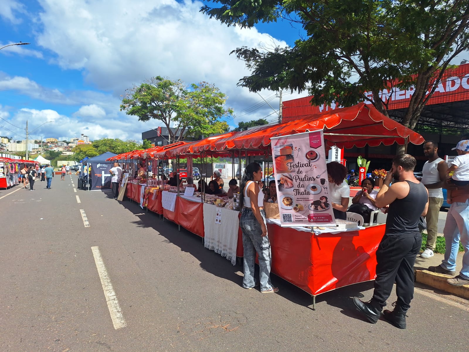 Feira de artesanato movimenta a avenida Mauro Ribeiro na véspera do Dia das Mães em Itabira