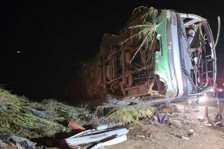 Ônibus com trabalhadores rurais tomba na MG-367 em Diamantina e deixa uma pessoa morta e 39 feridas Ônibus com trabalhadores rurais tomba na MG-367 em Diamantina e deixa uma pessoa morta e 39 feridas