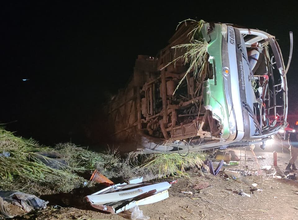 Ônibus com trabalhadores rurais tomba na MG-367 em Diamantina e deixa uma pessoa morta e 39 feridas