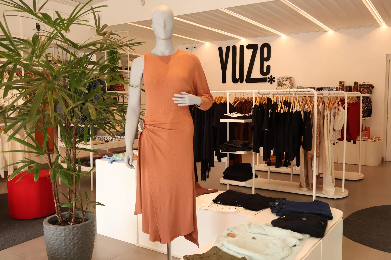 Yuze aposta em moda feminina com curadoria exclusiva e marcas renomadas em Itabira; conheça a loja