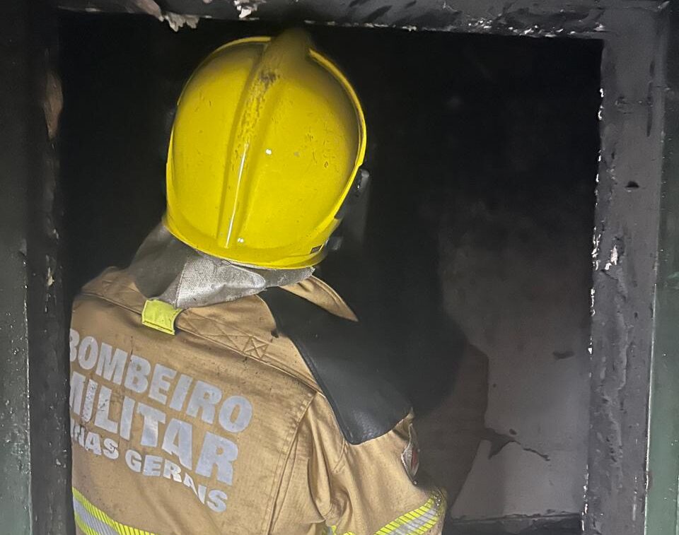 Incêndio de grandes proporções destrói residência em Bela Vista de Minas