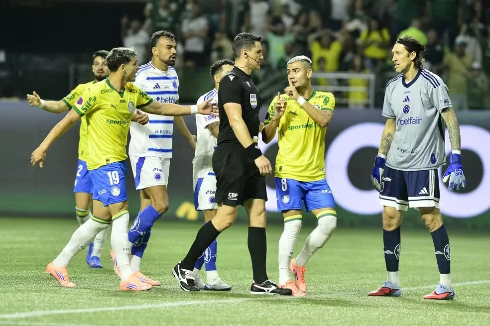 Cruzeiro enfrenta o Palmeiras em duelo importante na Arena Barueri pelo Brasileirção; Rádio Caraça FM transmite o jogo