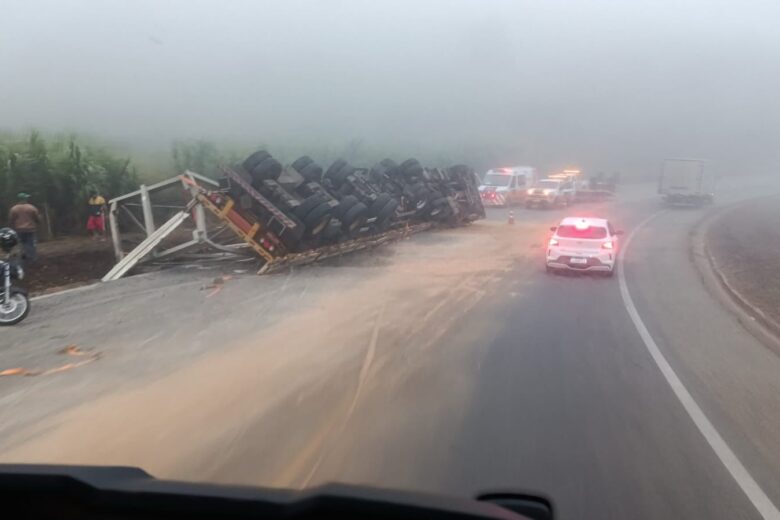Tombamento de carreta causa lentidão e deixa uma pessoa ferida na BR-381, em Nova Era Tombamento de carreta causa lentidão e deixa uma pessoa ferida na BR-381, em Nova Era