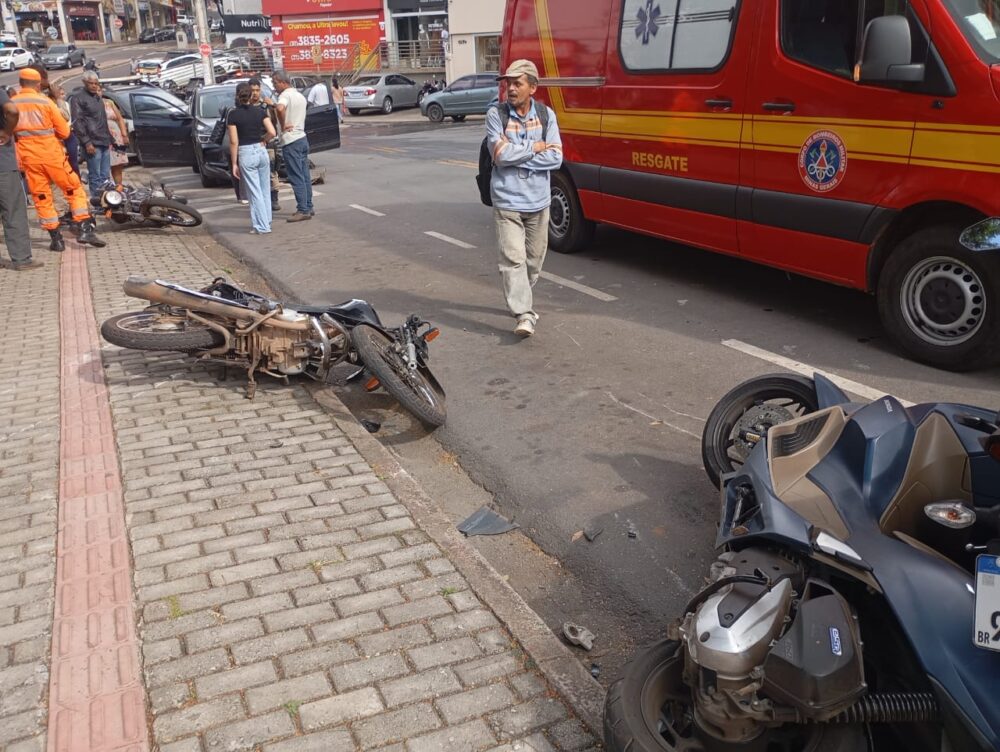 Idoso passa mal ao volante, perde controle do carro e atinge motos e pedestre no Centro de Itabira