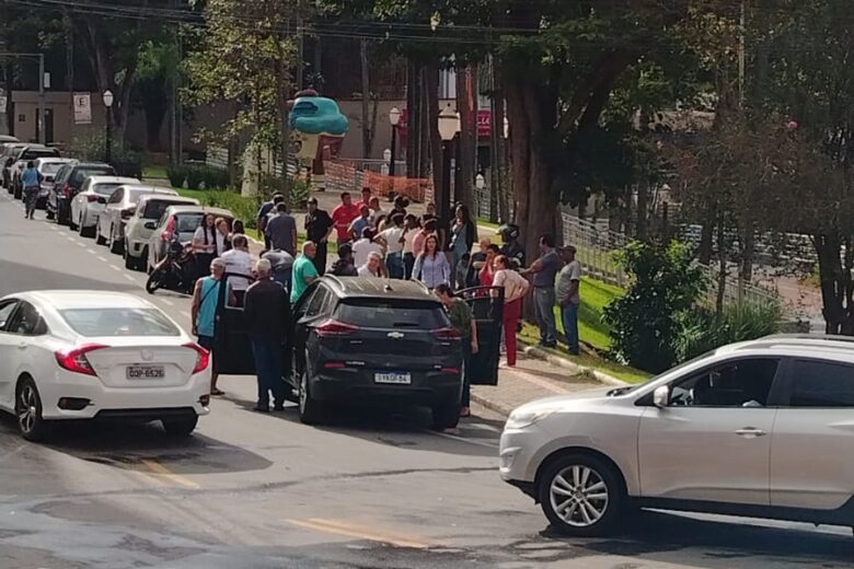 Idoso passa mal ao volante, perde controle do carro e atinge motos e pedestre no Centro de Itabira Idoso passa mal ao volante, perde controle do carro e atinge motos e pedestre no Centro de Itabira