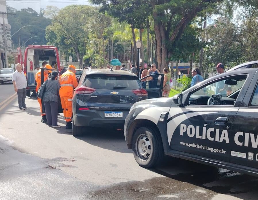 Idoso passa mal ao volante, perde controle do carro e atinge motos e pedestre no Centro de Itabira