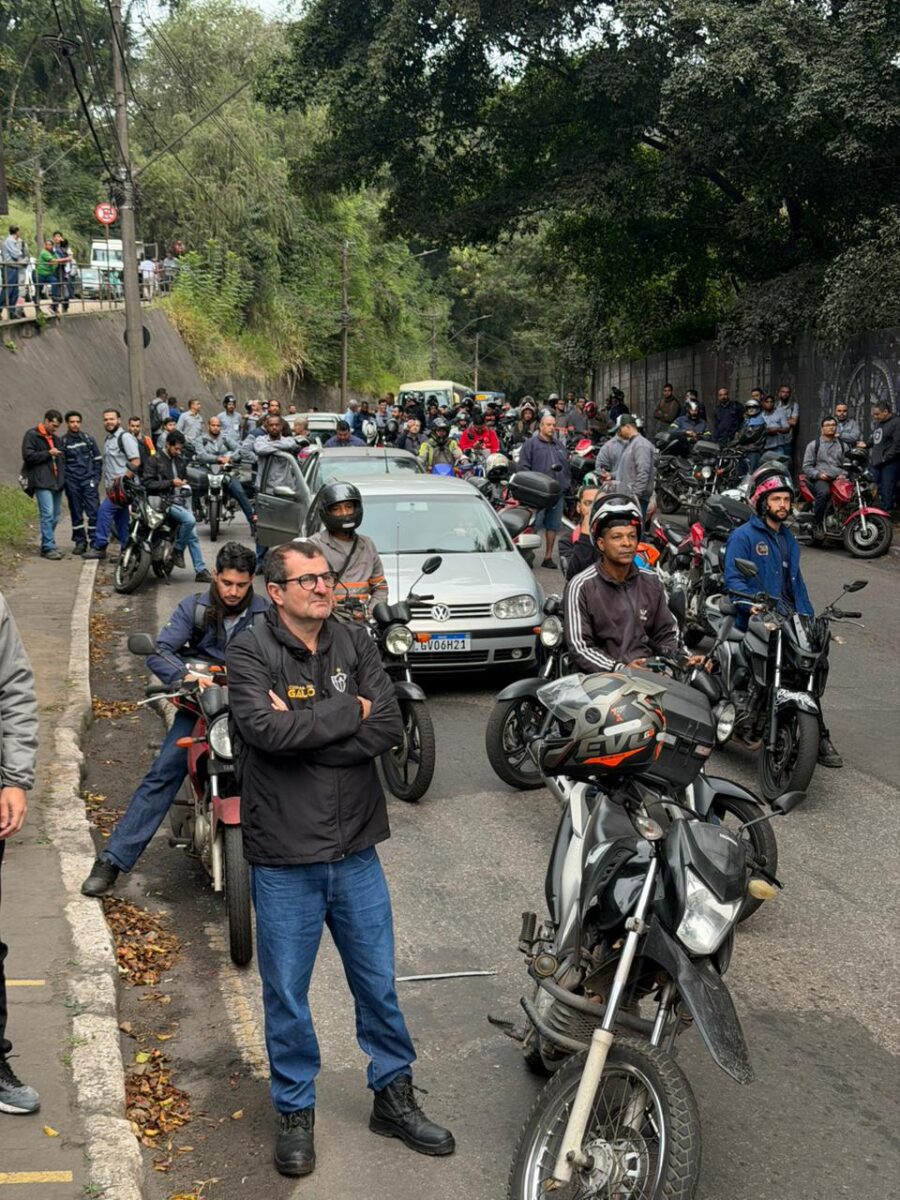 Manifestação de metalúrgicos pressiona ArcelorMittal em João Monlevade e antecede assembleia que pode deflagrar greve