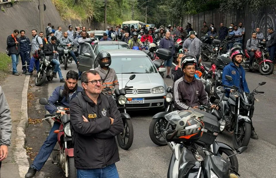Manifestação de metalúrgicos pressiona ArcelorMittal em João Monlevade e antecede assembleia que pode deflagrar greve