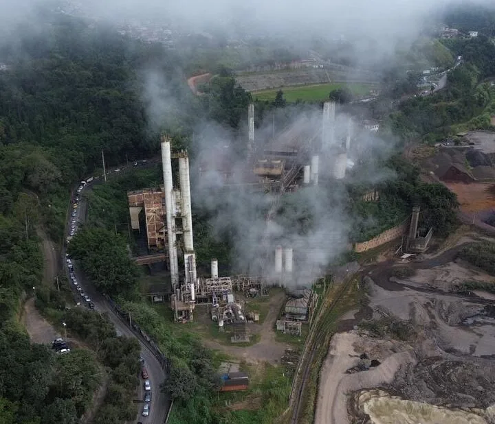 Manifestação de metalúrgicos contra escala de trabalho na ArcelorMittal provoca congestionamento em João Monlevade