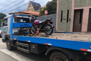 Motociclista inabilitado tenta fugir da Polícia Militar e bate contra carro em João Monlevade