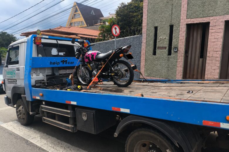 Motociclista inabilitado tenta fugir da Polícia Militar e bate contra carro em João Monlevade