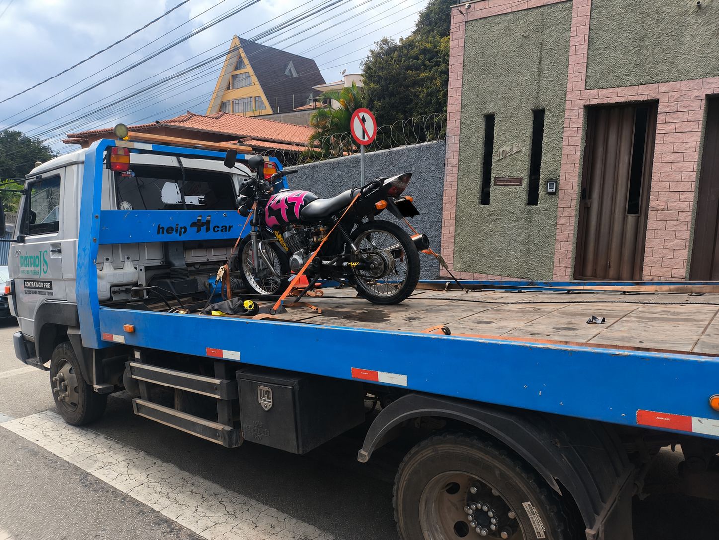 Motociclista inabilitado tenta fugir da Polícia Militar e bate contra carro em João Monlevade