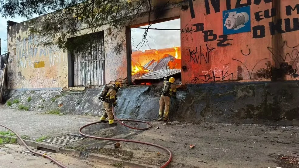Incêndio de grandes proporções destrói galpão de móveis e deixa estrutura com risco de desabamento em BH