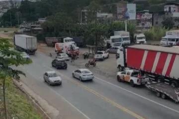 Criança fica ferida após acidente entre carro e moto na BR-381, próximo ao Supermercado Fraga