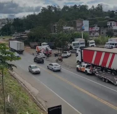 Criança fica ferida após acidente entre carro e moto na BR-381, próximo ao Supermercado Fraga