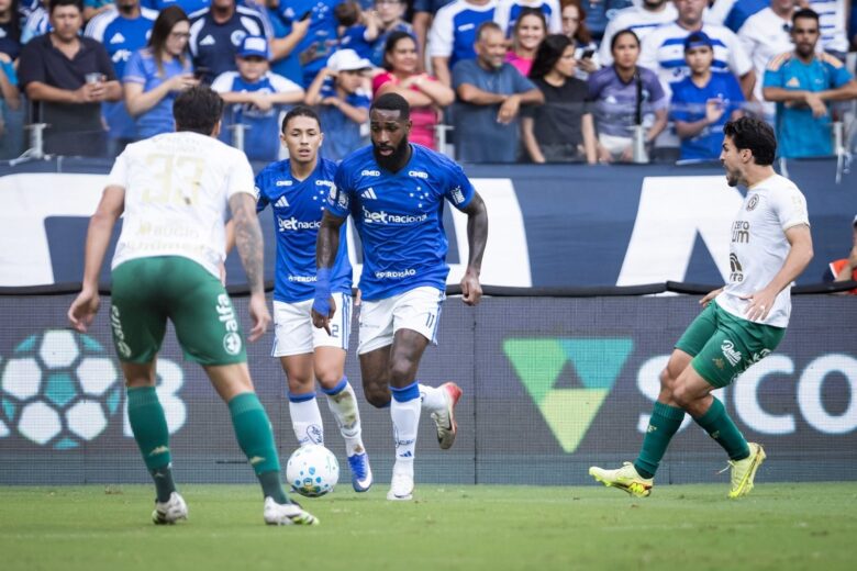 Cruzeiro segura pressão no fim, vence a Chapecoense e confirma reação no Brasileirão