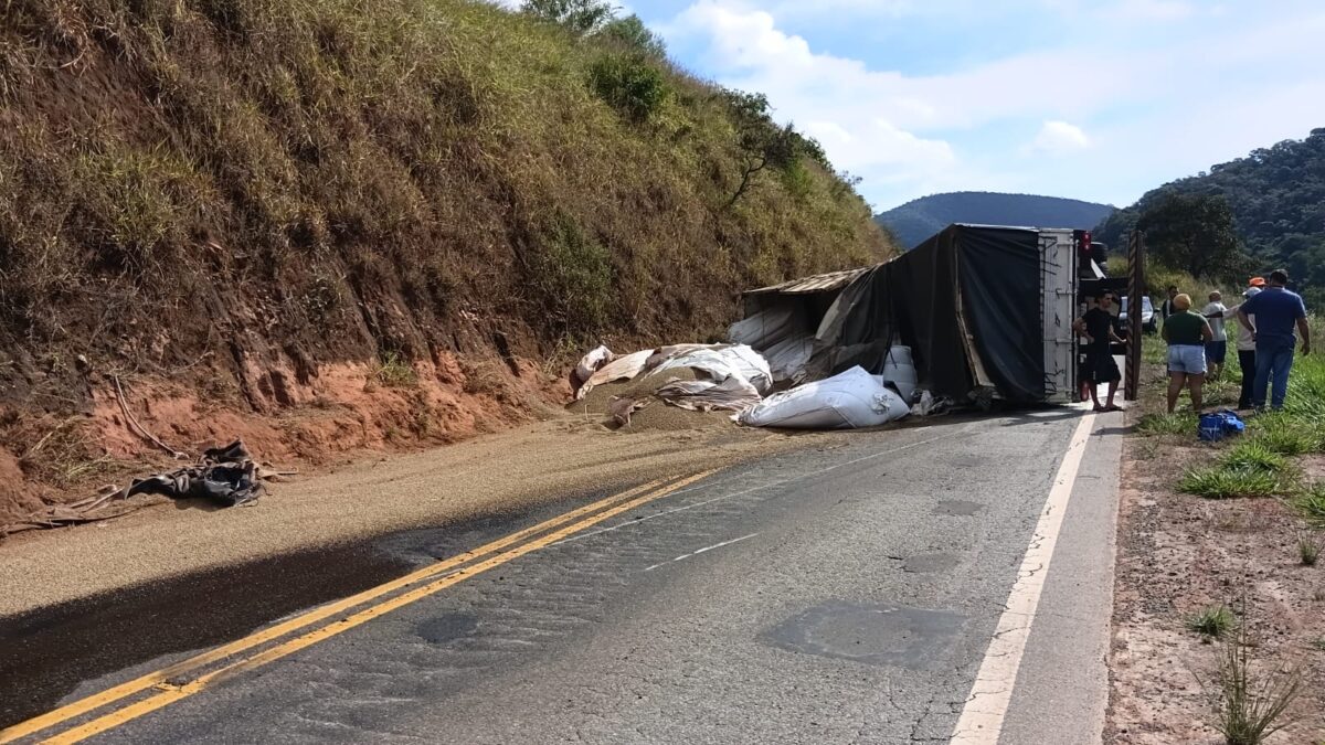 Carreta tomba na MGC-120 e interdita rodovia nos dois sentidos entre Itabira e Nova Era