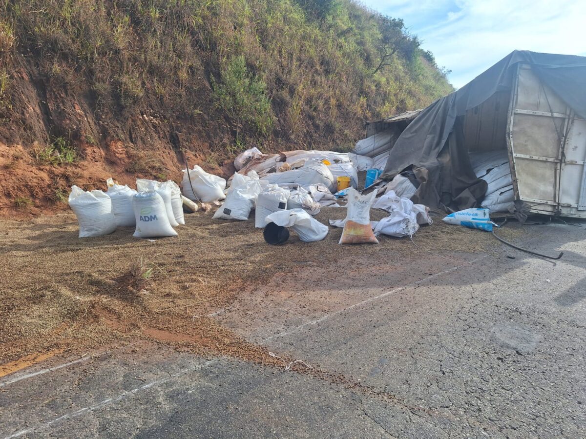 Carreta acidentada na MGC-120, entre Itabira e Nova Era, transportava carga de café avaliada em R$ 1 milhão