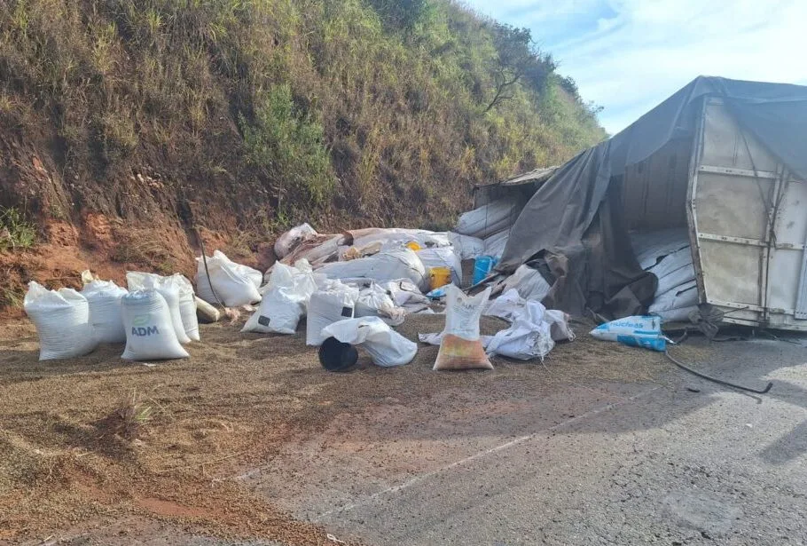 Carreta acidentada na MGC-120, entre Itabira e Nova Era, transportava carga de café avaliada em R$ 1 milhão