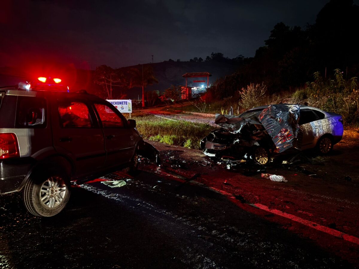 Duas pessoas morrem após colisão entre dois veículos na BR-262, em João Monlevade
