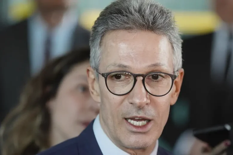 ‘Ouvir você pedindo dinheiro a Vorcaro é Imperdoável”, diz Zema a Flávio Bolsonaro
